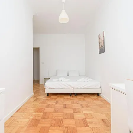 Houze Family Flat In Near Zoo